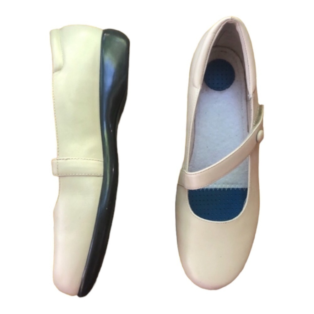 - Women’s Flat shoes Beautiful Vintage Size 9 M